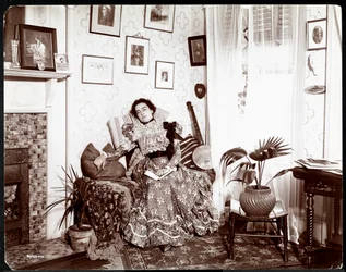 Una donna che si rilassa su una sedia, leggendo un libro, 1896-98